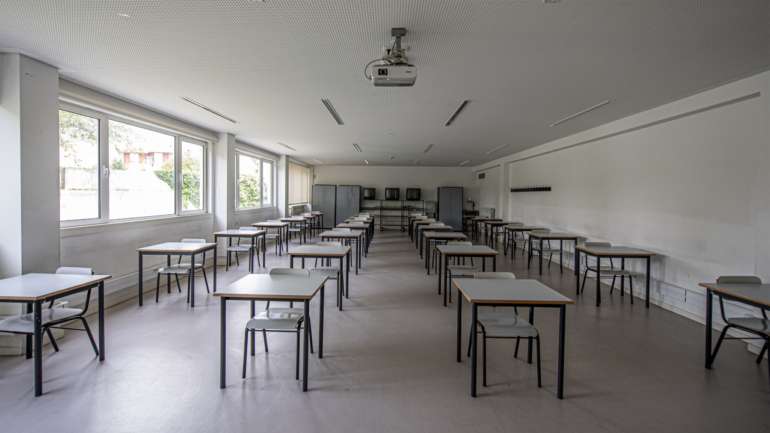 Dois casos positivos da Covid-19 levam ao encerramento da Escola Secundária do Lumiar, em Lisboa.