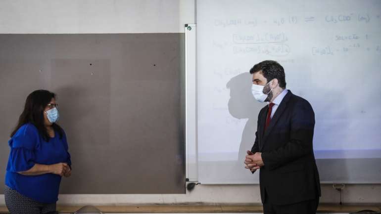 Marcelo Rebelo de Sousa e Tiago Brandão Rodrigues escolheram visitar a Escola Secundária Fontes Pereira de Melo, no Porto, para assinalar o fim do ano letivo