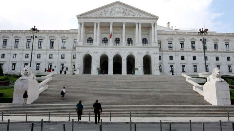 O decreto-lei inicial do Governo, de 1 de maio, previa que os diabéticos e os hipertensos, tal como outros doentes crónicos ou pessoas imunodeprimidas, pudessem justificar a falta ao trabalho mediante declaração médica
