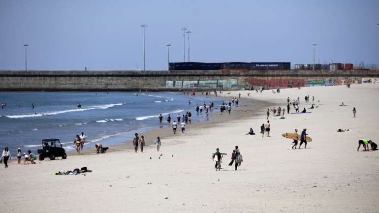 Em causa estão os elevados valores de poluição e o risco para a saúde pública numa das praias mais concorridas do país, que chega a registar 14.000 utentes por dia no verão e que na última época balnear esteve interditada 18 vezes
