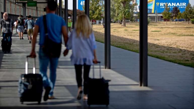 A agência recomenda ainda que os passageiros façam o check-in online, levem o cartão de embarque no telemóvel e façam a etiquetagem da bagagem fora do aeroporto