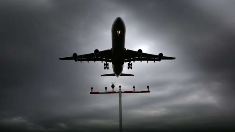 Um dos problemas que demora a retoma das ligações está relacionado com a questão do trânsito em Singapura, com as autoridades aeroportuárias a criarem um "corredor de trânsito"
