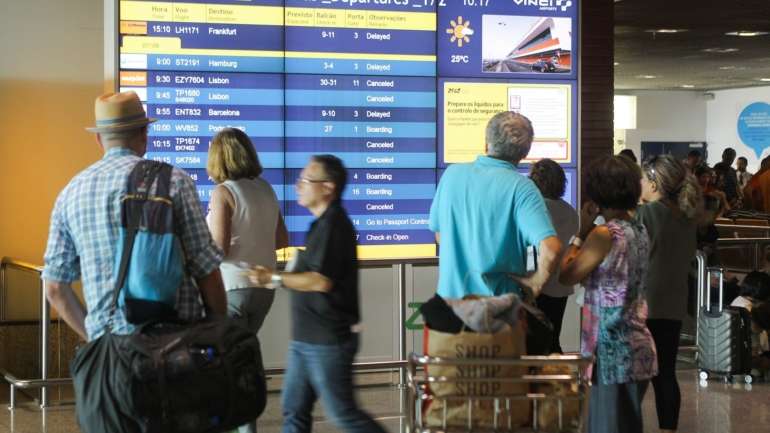 No dia 1 de julho, cerca de 400 passageiros desembarcam no Aeroporto Internacional da Madeira, provenientes de Lisboa, Porto e Ponta Delgada