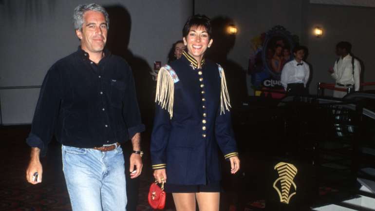O paradeiro de Maxwell era desconhecido desde a detenção de Epstein, no verão de 2019, e tem estado desde então debaixo da mira das autoridades