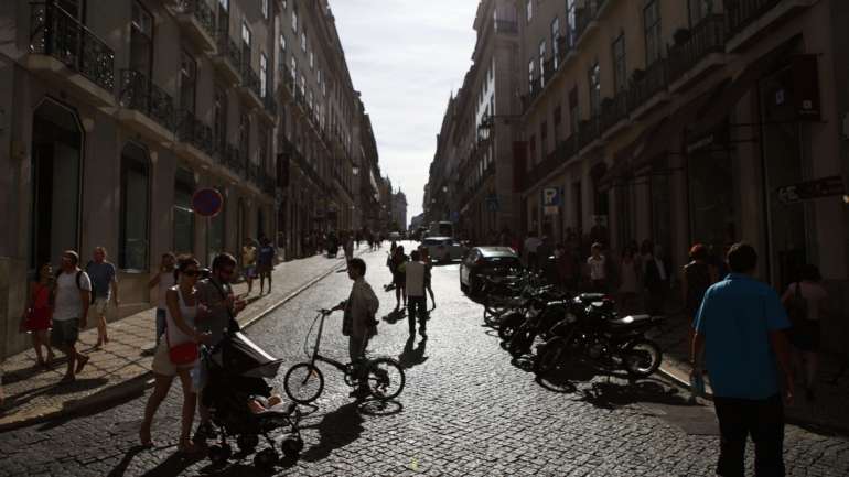 “Não pedimos permissão para esta pandemia entrar, mas temos uma palavra a dizer na forma como vamos sair”, assegurou Fernando Medina, no debate n'A Brasileira do Chiado