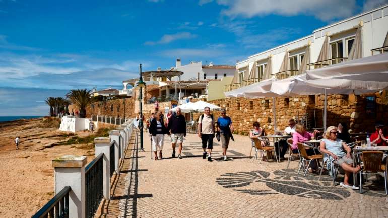 O Reino Unido decidiu excluir Portugal Continental da lista de países de baixo risco de contágio. Turistas britânicos terão de fazer 14 dias de quarentena no regresso a Inglaterra