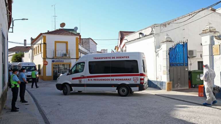 O concelho de Reguengos de Monsaraz regista o maior surto da doença provocada pelo coronavírus SARS-CoV-2 do Alentejo, contabilizando, até esta sexta-feira, oito mortes (sete utentes e uma funcionária do lar) e 142 casos ativos.