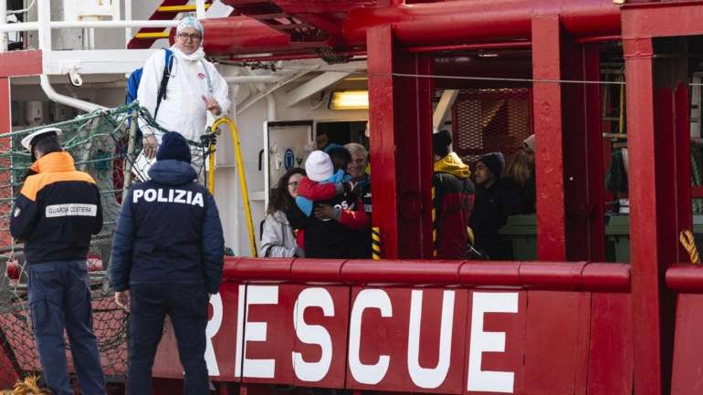 Migrantes aguardam autorização de desembarque na União Europeia