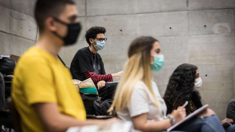 Os estudantes foram infetados fora das instalações