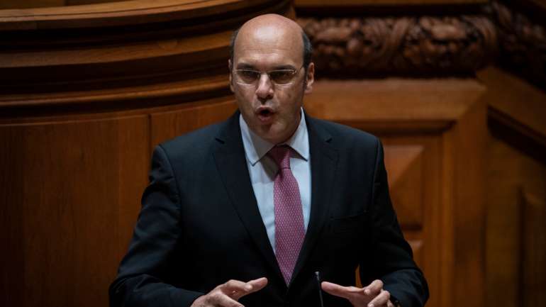 "É preciso sermos capazes de ajudar esta procura a recompor-se, para que as empresas e os trabalhadores possam manter um nível de ocupação", afirmou Pedro Siza Vieira