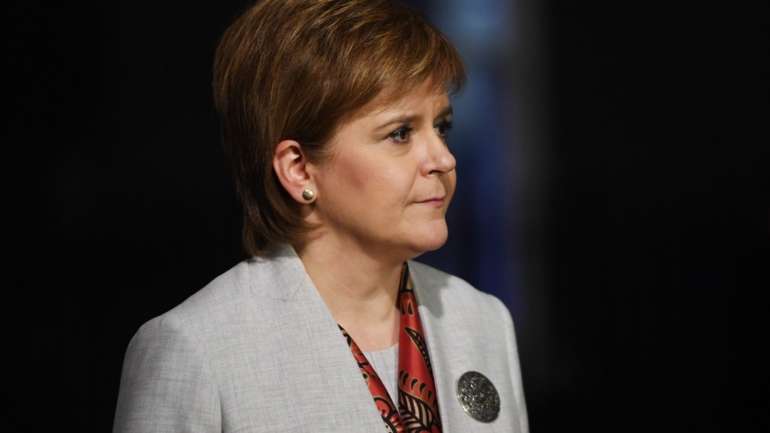 "Esta foi uma decisão muito difícil, mas espero ter mostrado hoje, que foi feita com base em evidências", justificou a primeira-ministra escocesa, Nicola Sturgeon
