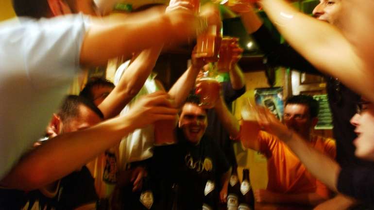 As razões invocadas pelos inquiridos para beber menos são o não ter a companhia das pessoas com quem costumava beber (45%), o gostar de beber apenas fora de casa, em ambiente festivo (35%) e o procurar um estilo de vida mais saudável possível devido à pandemia (34%).