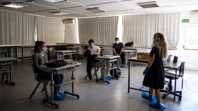 "Um metro é a distância mínima e somam-se outros métodos barreira como as máscaras, a disposição das carteiras nas salas", referiu Graça Freitas
