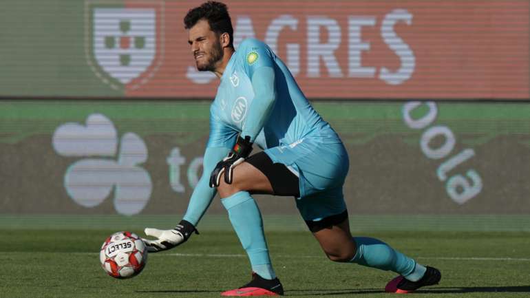 André Moreira ficou de fora do jogo do FC Porto por precaução e teve de sair do banco ao intervalo da partida com o Moreirense