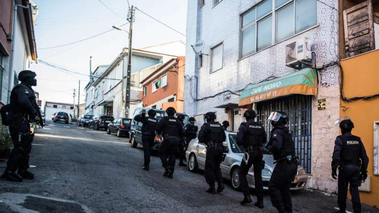 Os oito detidos deverão ser presentes tribunal na quarta-feira