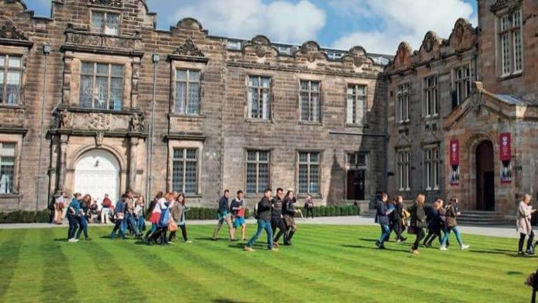 Universidade é a terceira de língua inglesa mais antiga no mundo e diz-se disponível para colaborar com autoridades na responsabilização dos agressores.
