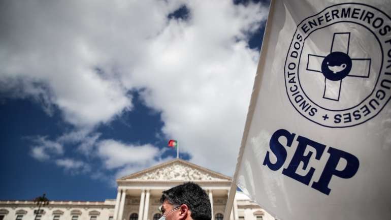  Segundo a sindicalista, esta situação prejudica na prática alguns enfermeiros em 200 ou 400 euros, dependendo do percurso de cada um dos profissionais de saúde