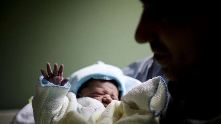 O bebé mostrava sinais de infeção neurológica semelhante ao que se verifica em casos de meningite.