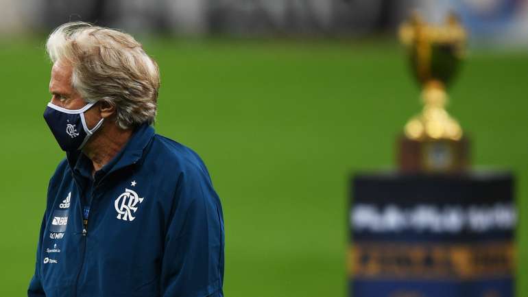 Jorge Jesus foi chamado pelos jogadores para levantar o troféu conquistado na final frente ao Fluminense