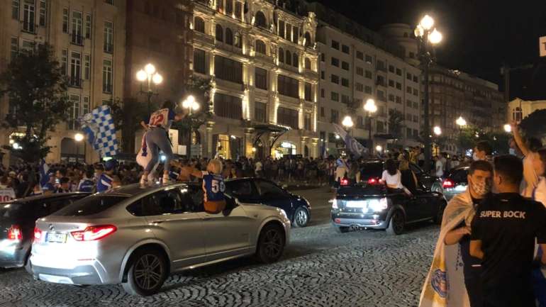 Entre as imediações do estádio e a Avenida dos Aliados, os adeptos do FC Porto não se inibiram de sair à rua para gritar pelo título