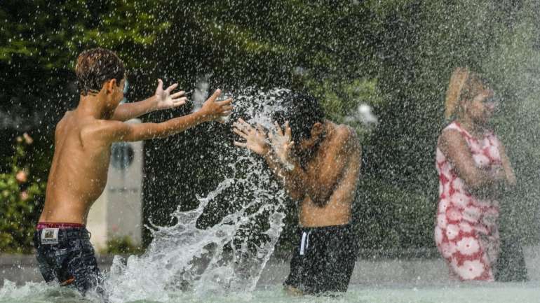 A temperatura máxima deverá variar entre 30 e 35 graus Celsius no litoral e entre 35 e 40 graus nas regiões do interior