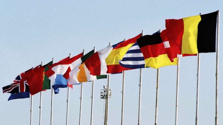 Para os países terceiros aos quais continuam a ser impostas restrições, serão isentos das mesmas os cidadãos da UE e familiares, residentes de longa data na União e respetivas famílias e viajantes com funções ou necessidades especiais