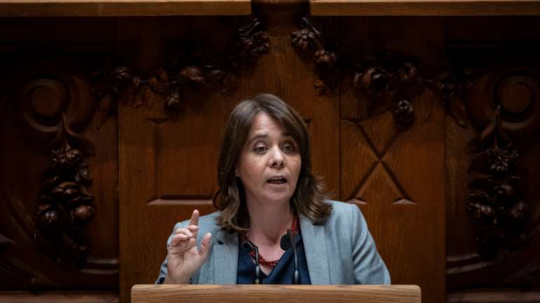 Em declarações aos jornalistas, a líder bloquista sinalizou que se vier a ser necessário um segundo orçamento retificativo "tem de se encontrar soluções para que o Serviço Nacional de Saúde (SNS) possa continuar a trabalhar e possa responder perante uma pandemia que se prolonga no tempo e que a Segurança Social tenha os meios que precisa para acudir à crise social"