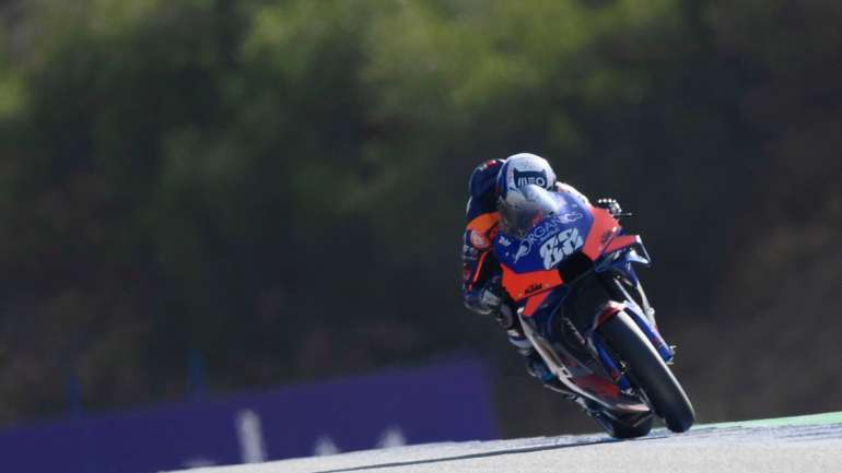 Miguel Oliveira saiu da 17.ª posição, subiu a 13.º apenas em três voltas, chegou a nono a meio e acabou em oitavo aproveitando queda de Márquez
