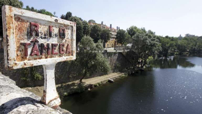 Os habitantes, que se uniram no movimento "Os Amigos da Ponte de Arame", não aceitam ficar sem a passagem pelo Tâmega e reclamam a sua recolocação, justificando que, sem a estrutura, as aldeias ficam separadas por quase "100 quilómetros" (ir e vir)