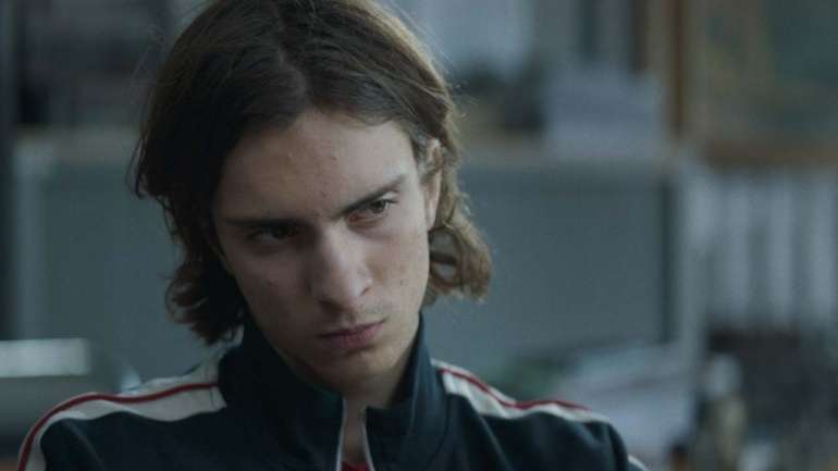 Da boémia francesa, Patrick salta para o mundo rural português, onde se reencontra com a sua terra. Filho e mãe reúnem-se outra vez, desconhecidos, e tentam encontrar a identidade daquela relação -- se é que ainda existe © DR