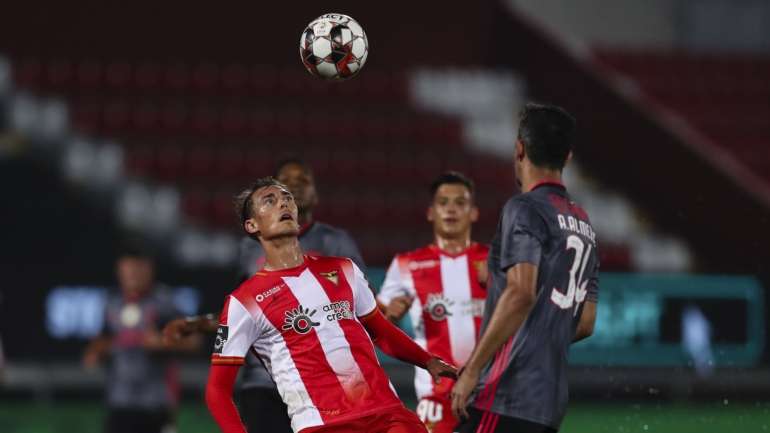A SAD do Aves informou no domingo que não iria comparecer ao duelo com o Benfica devido à anulação da apólice de seguro de acidentes de trabalho, que o clube desbloqueou no dia seguinte, tendo assegurado duas baterias de exames negativos à Covid-19, obrigatórias ao abrigo do protocolo de reinício da I Liga em plena pandemia