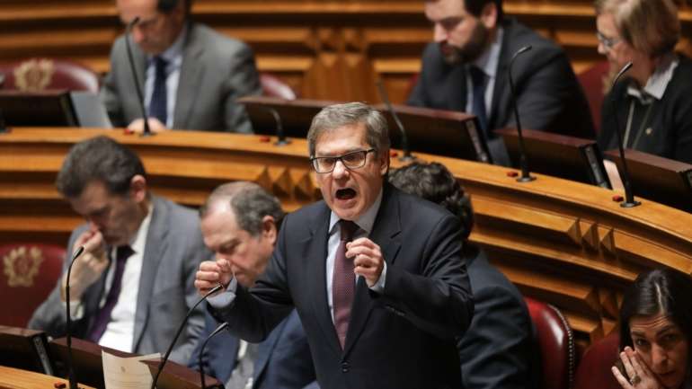 Lacão contestou a proposta do PS por considerar que ela reduz escrutínio do PM e teve 30 colegas de bancada do seu lado.