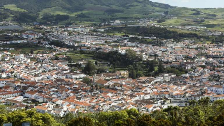"Foi igualmente registada sismicidade mais a sul (...) em particular nas imediações de Angra do Heroísmo", disse o Instituto