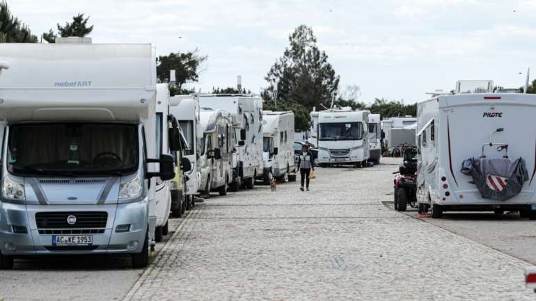 De acordo com a GNR, a prática de campismo ou caravanismo fora dos locais para tal destinados, bem como qualquer forma de pernoita, constitui contraordenação ambiental leve, puníveis com coima mínima de 200 euros e máxima de 36.000 euros