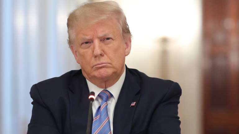 O anúncio de Trump sucede à anulação da convenção dos democratas. O partido vai confirmar a nomeação de Joe Biden num encontro em que deverão estar presentes apenas 300 das cerca de 50 mil pessoas originalmente previstas, segundo o New York Times