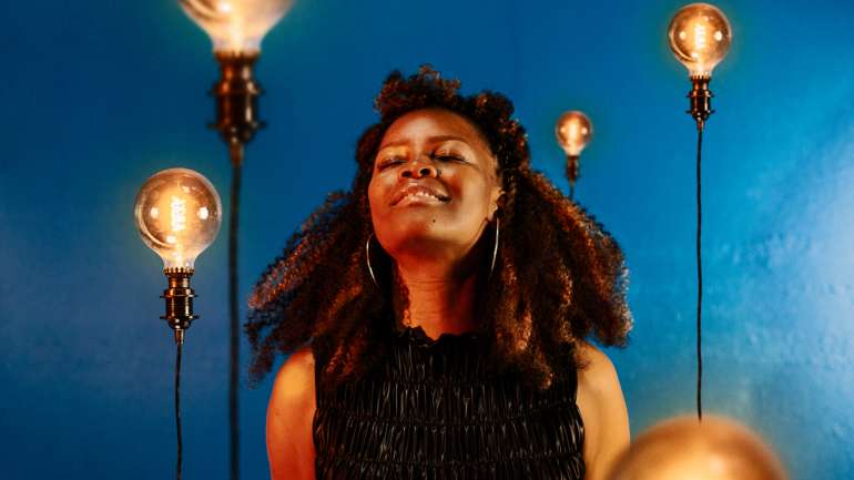 "Liwoningo", da cantora Selma Uamusse, é interpretado em português, inglês, changana, chope e macua (três das línguas de Moçambique)