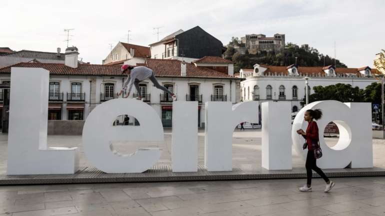 "A abordagem será pedagógica, nunca de autoridade. São funcionários públicos, habituados a lidar com o público", sublinhou o presidente da autarquia, considerando-os "como se fossem polícias anti-covid", algo "muito próximo de uma polícia municipal"