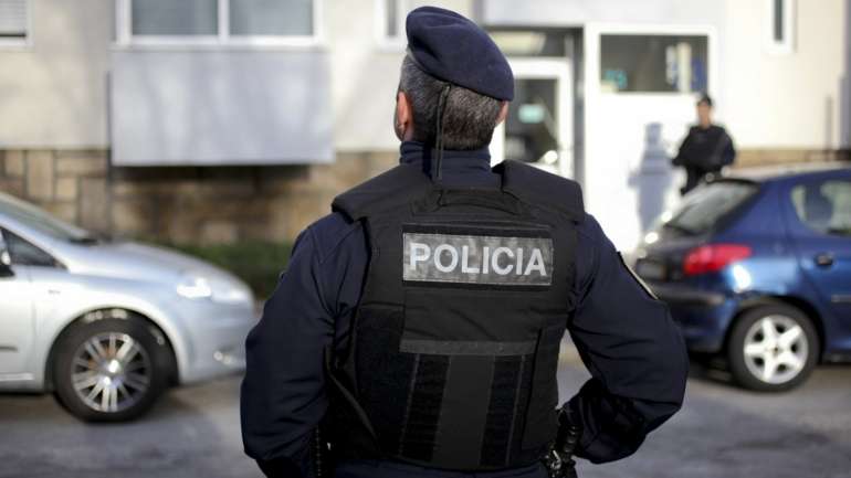 As autoridades apreenderam, ainda, 15 doses de cocaína, 10 de haxixe, nove de heroína, dois motociclos sem matrícula e uma pistola de fulminantes