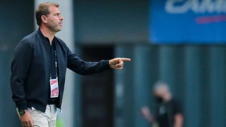 Aos 47 anos, e depois de ter começado a carreira no Fátima, em 2016/2017, João Henriques passou pelo comando do Leixões, em 2017/2018, e nessa mesma época estreou-se na I Liga ao comando do Paços de Ferreira