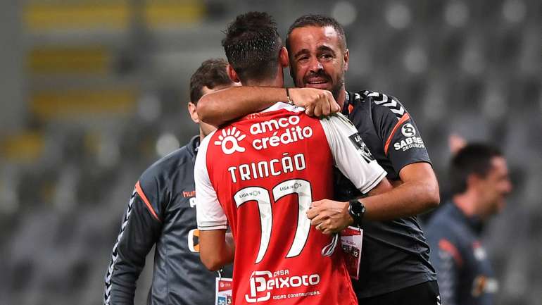 O técnico cumprimentou todos os jogadores ainda no relvado da Pedreira