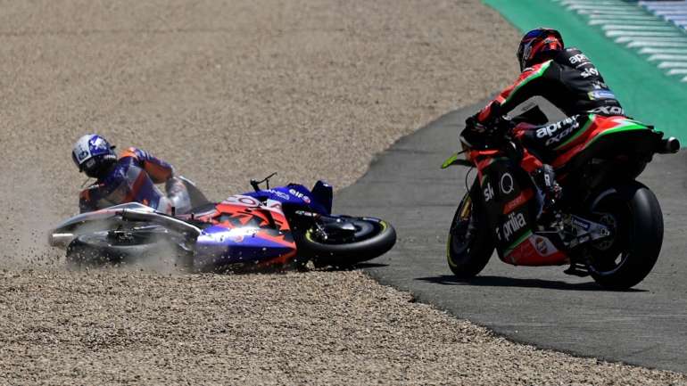 Moto de Miguel Oliveira foi tocada no pneu traseiro por Brad Binder, o que atirou o português para fora da corrida na primeira curva