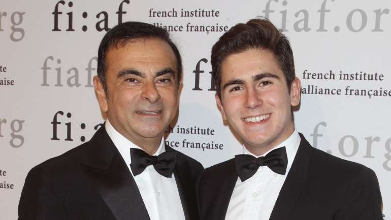 Entre Carlos e Anthony Ghosn, foram transferidos 1.362.500 dólares para os Taylor, o pai e filho que ajudaram Carlos a abandonar o Japão. O que, segundo os seus advogados, não é crime, uma vez que o ex-chairman não estava preso, mas sim sob fiança