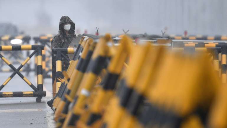 Soldado sul-coreano junto à ponte que dá acesso à cidade norte-coreana de Kaesong