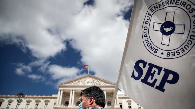 A estrutura sindical promoveu esta segunda-feira, na praça 8 de Maio, em Coimbra, uma iniciativa de contacto com a população, envolvendo 16 'muppies' gigantes utilizados para comunicar o "conjunto de problemas" com que a profissão se defronta em Portugal