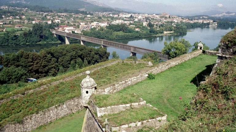 Vista de Valença, do rio Minho e da ponte ferroviária que liga à cidade galega de Tui