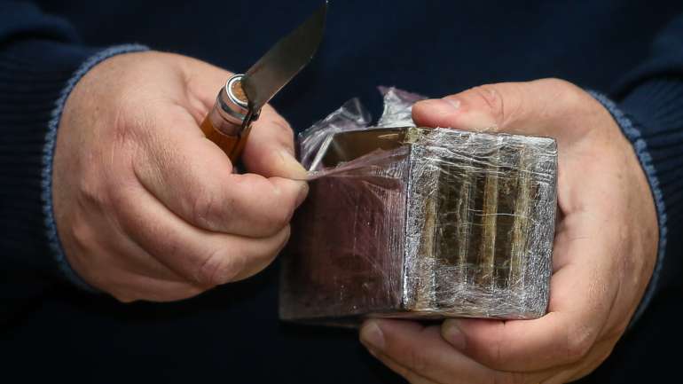 Os quatro detidos foram indiciados pela prática de um crime de homicídio na forma tentada, um crime de ofensas à integridade física qualificada, um crime de detenção de arma proibida e um delito por condução de veículo sem habilitação legal