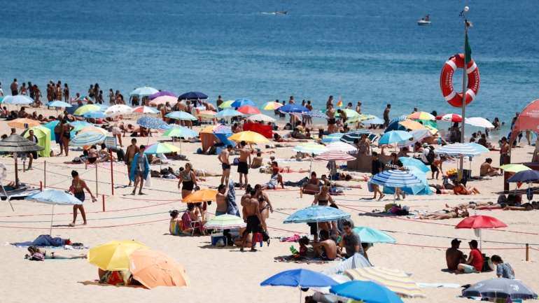 A mesma fonte salientou que pôde também ver no passadiço de acesso à praia "pessoas aglomeradas", que "não usavam máscaras" e "não respeitavam o distanciamento social