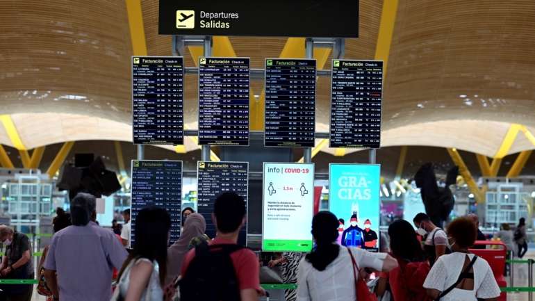 Atualmente, alguns países, como a Islândia, substituíram as quarentenas por testes rápidos de Covid-19 à chegada e, se um teste turístico for positivo, o turista é colocado em isolamento, enquanto que com um negativo, é-lhe permitido visitar o destino