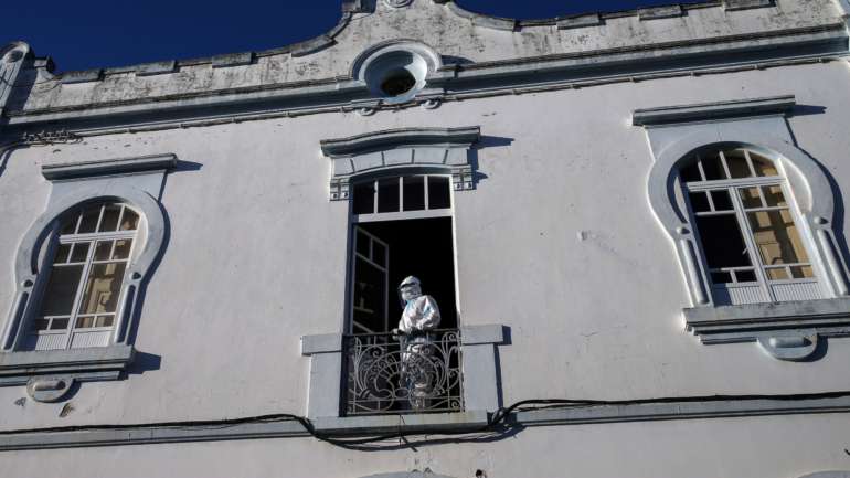 A OE refere que, com &quot;a aproximação do Inverno, poderá não haver tempo para alterações de fundo, e por isso é &quot;absolutamente necessário a implementação de medidas que tenham em consideração a falta crónica de enfermeiros nas ERPI, a quem deveria ser atribuída a responsabilidade de gerir e executar os respetivos planos de contingência, reportando diretamente às autoridades de saúde&quot;