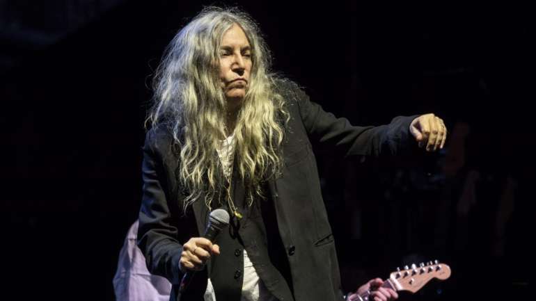 Este novo livro de Patti Smith arranca com a descrição da entrada num novo ano — 2016, Ano do Macaco na astrologia chinesa — e que representa para a autora a chegada aos 70 anos
